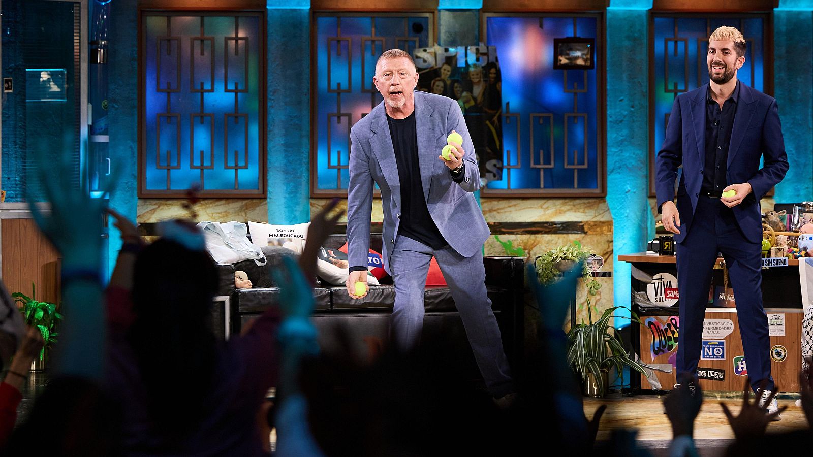 Boris Becker, leyenda del tenis, y los actores Edu Casanova y María León, invitados de David Broncano en 'La Revuelta'