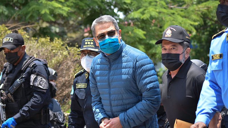 El expresidente hondureño Hernández, condenado en EEUU por narcotráfico, en libertad tras recibir indulto de Trump