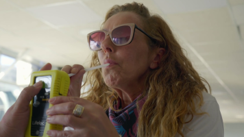 Roco Carrasco realiza un test alcoholemia en el cuarto programa de 'Hasta el fin del mundo'