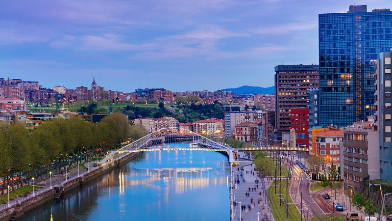 Vista panormica de la Ra de Bilbao a su paso por el puente Zubizuri