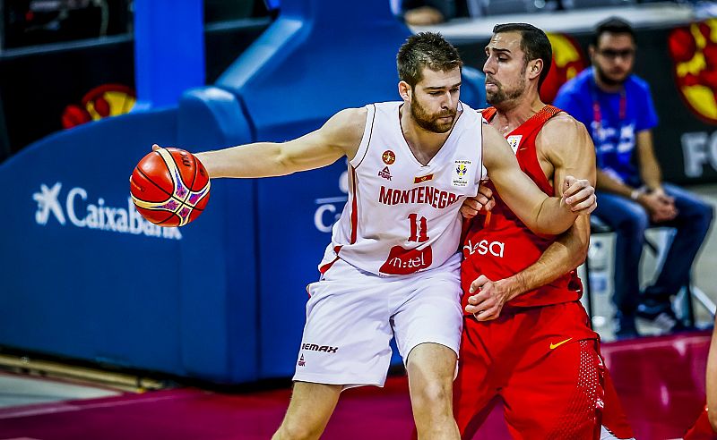 España vence a Montenegro y pasa a la segunda fase