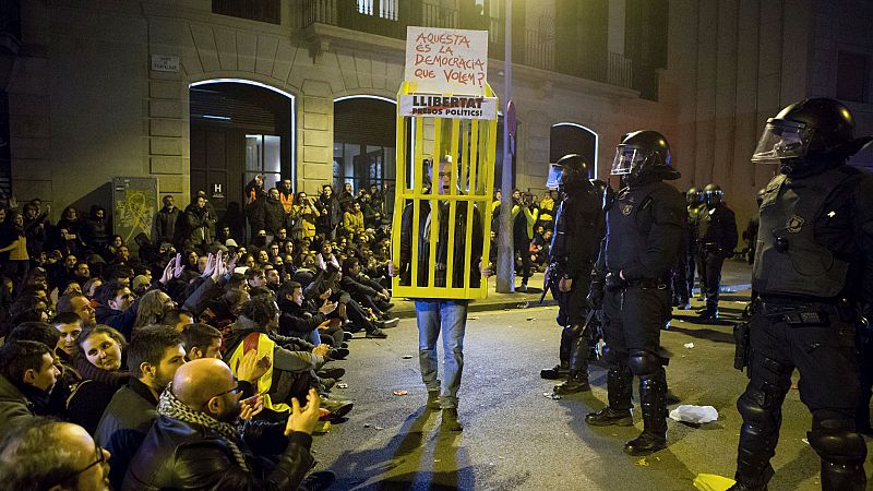 Cacerolada a las puertas del Palau por la llegada del rey, al que no ha recibido ninguna institución política catalana