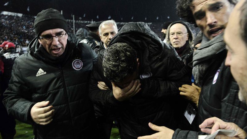 Suspendido el PAOK-Olympiacos tras ser herido el técnico Oscar García Junyent