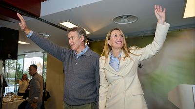 La presidenta de la Junta de Extremadura, Mara Guardiola (d), y el presidente del Partido Popular, Alberto Nez Feijo (i), durante un mitin del PP, a 4 de diciembre de 2025, en Don Benito, Badajoz, Extremadura (Espaa).