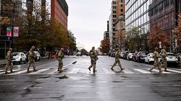 Miembros de la Guardia Nacional cruzan la calle cerca del lugar donde dos miembros de la Guardia Nacional fueron asesinados a tiros en Washington