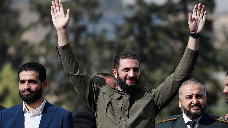 Al Shara promete reconstruir Siria y miles de personas celebran en la calle el primer año sin Al Asad