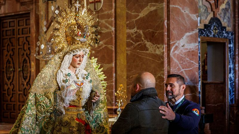 La Macarena regresa al altar casi cuatro meses despu�s de la restauraci�n