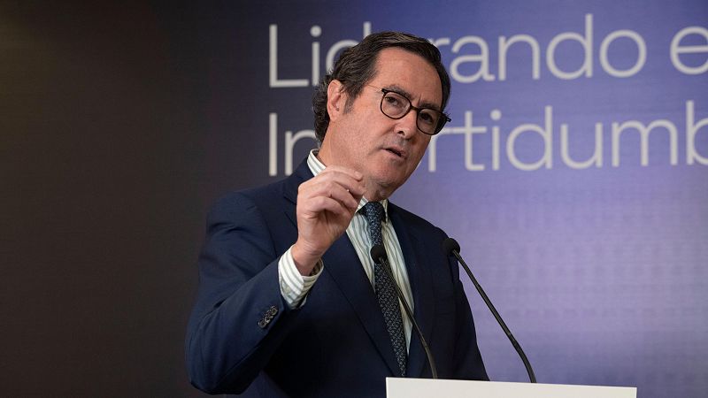 La patronal plantea una subida del salario mínimo del 1,5%, hasta los 16.824 euros brutos, que tributen el IRPF