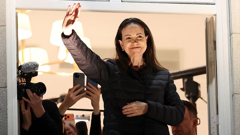 La líder opositora venezolana Corina Machado es recibida en Oslo al grito de "¡viva!" y "¡valiente!"