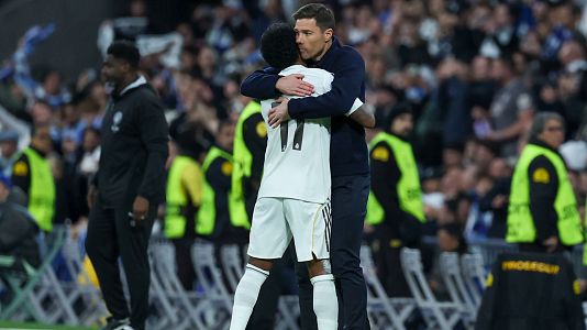 Rodrygo se fue a abrazar a Xabi Alonso tras anotar su gol ante el City.