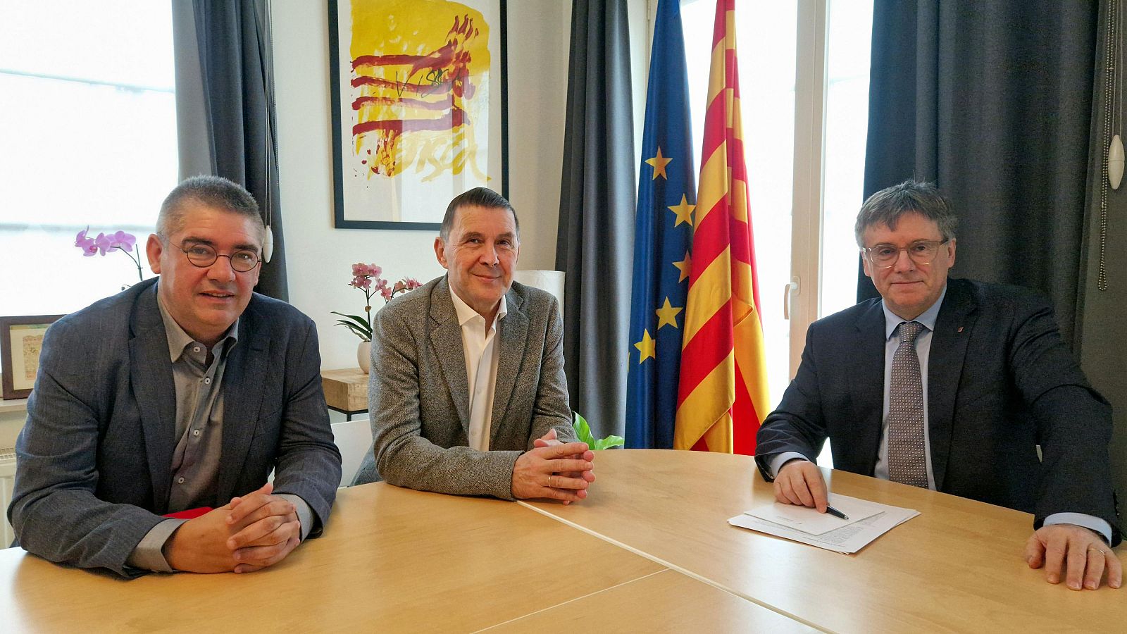 Arnaldo Otegi y Carles Puigdemont se reúnen en Waterloo - Telediario 1 | Ver