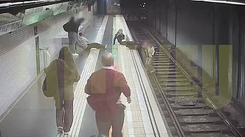 Cau desorientat a les vies del metro i una mossa fora de servei li salva la vida