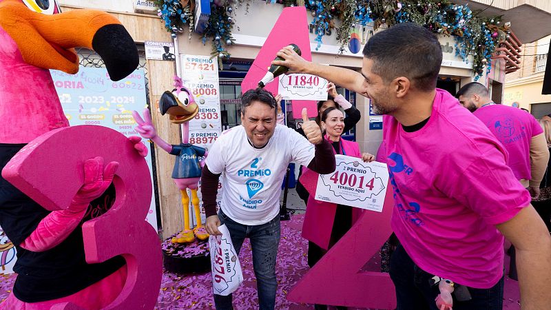 Varios trabajadores de la administraci�n 'El Perolo' de San Pedro del Pinatar celebran haber vendido varios premios en 2024