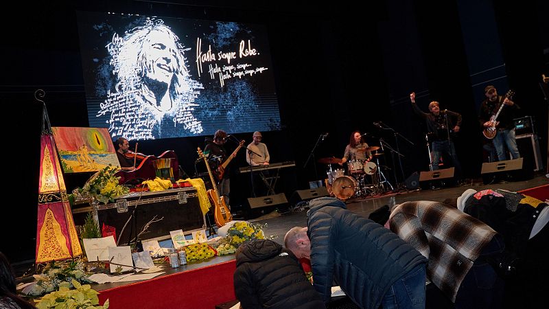 Los fans de Robe Iniesta le dan su �ltimo adi�s en Plasencia: "Nos salv� la vida a muchos y ha hecho un mundo mejor"