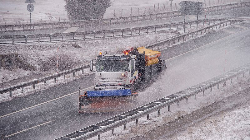 La nieve obliga a suspender el transporte escolar y deja sin clase a miles de alumnos en Cataluña