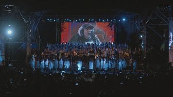 escenario con m�sicos  y coro de ni�os