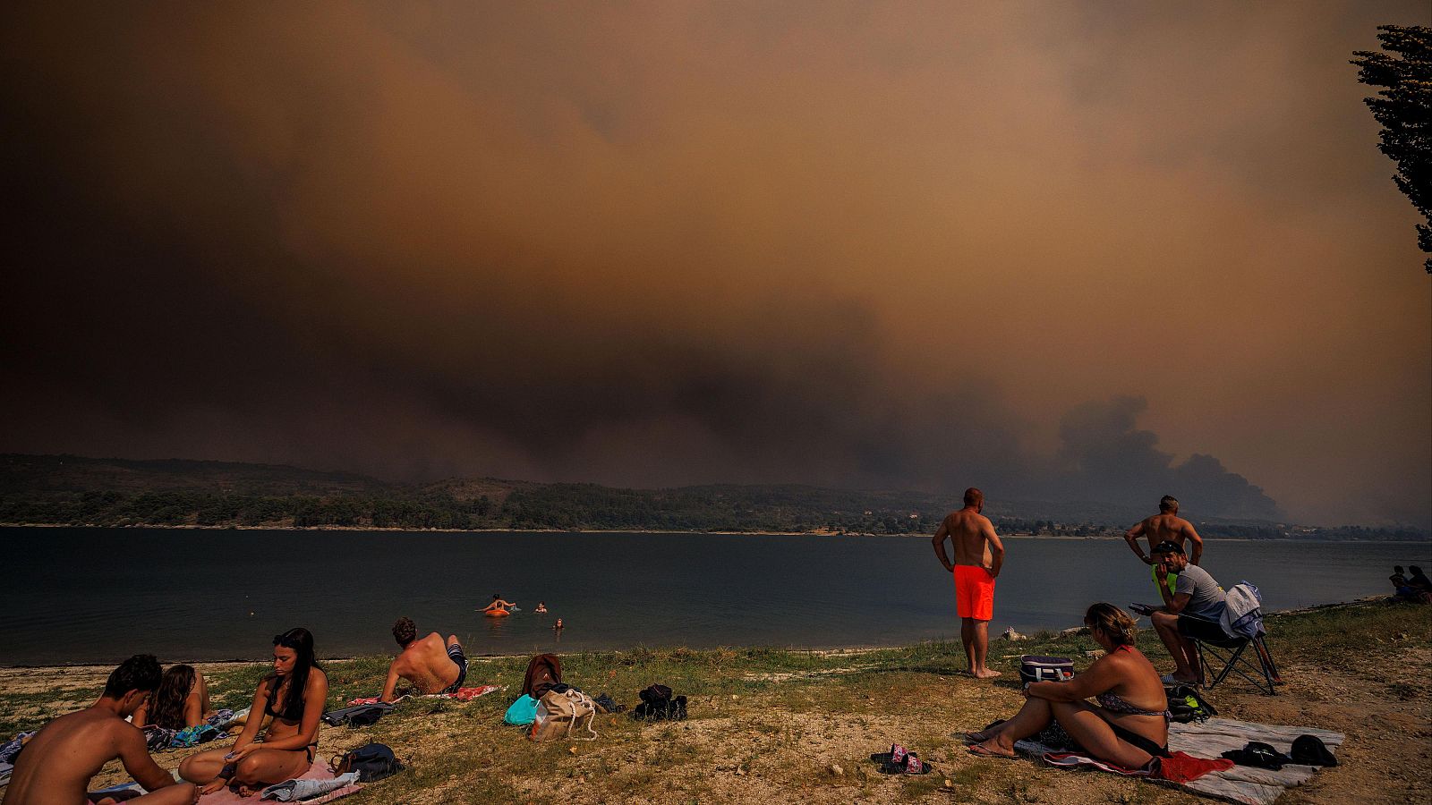 Lugare�os observan un incendio forestal en Vila da Ponte, Viseu (Portugal), el 15 de agosto