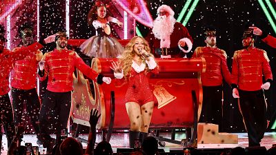 Mariah Carey interpreta 'All I want for Christmas is you'.