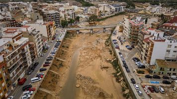 Vista general tomada con un dron del barranco del Poyo a su paso por Paiporta, en el primer aniversario de la dana