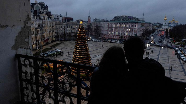 Una pareja contempla el �rbol de Navidad situado en la plaza Santa Sof�a en Kiev