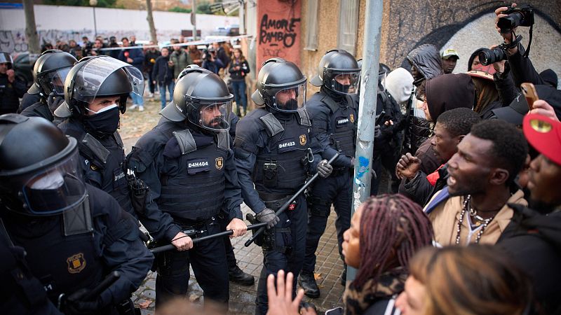 Los Mossos desalojan en Badalona el mayor asentamiento de migrantes de Catalu�a
