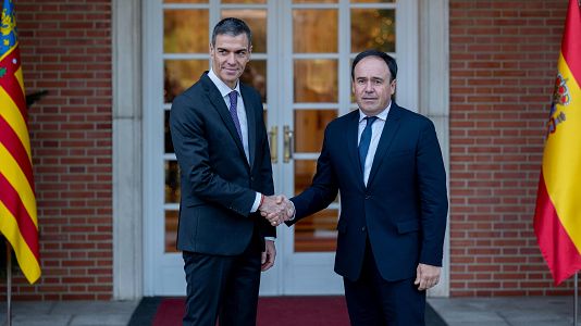 El presidente del Gobierno, Pedro S�nchez (i), y el presidente de la Generalitat valenciana, Juanfran P�rez Llorca (d),