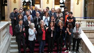 Representants dels grups parlamentaris del PSC, ERC, Comuns i la CUP celebren amb S�lvia Paneque i el Sindicat de Llogateres l'aprovaci� de la regulaci� dels lloguers de temporada.
