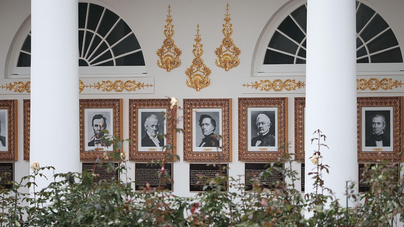 Trump se burla de Biden y de Obama al instalar placas ofensivas en los retratos expuestos en la Casa Blanca | Ver ahora