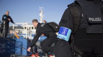 Un agente alem�n da apoyo a Frontex en una operaci�n en la isla griega de Samos en 2016