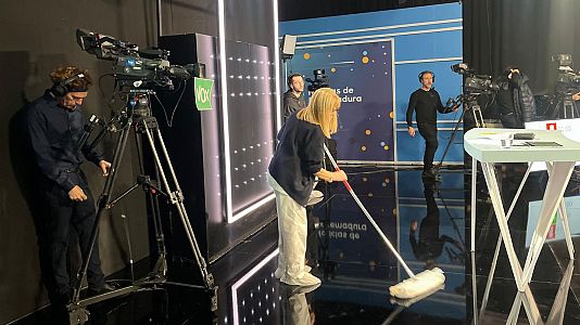 Mari Paz limpia el plat�, minutos antes de que empiece el debate electoral de RTVE