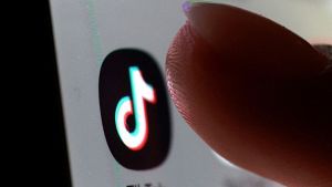 Detalle del dedo de una persona pulsando el logo de la aplicaci�n TIKTOK