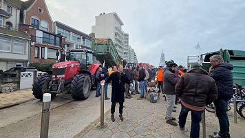 Agricultores franceses llevan su protesta ante la residencia de Macron en la playa