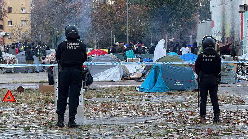Els desallotjats de l'antic institut B9 marxen de la zona on havien acampat