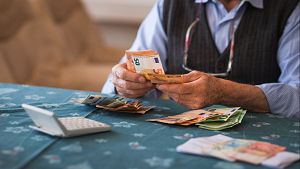 Un anciano gestionando los gastos