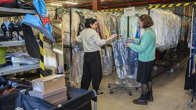 RTVE dona casi 900 prendas de ropa para apoyar a familias necesitadas