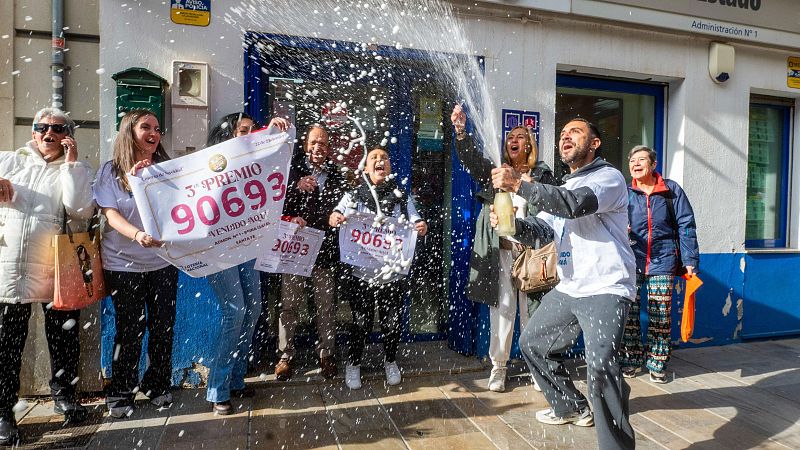 El 90.693, tercer premio de la Loter�a de Navidad 2025, reparte suerte desde un centenar de administraciones