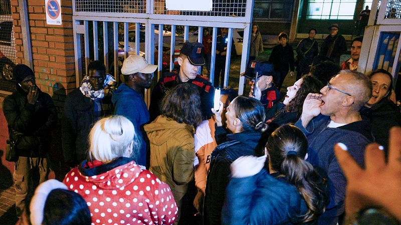 Un grupo de vecinos de Badalona bloquea la llegada de migrantes a una parroquia y evita que pernocten