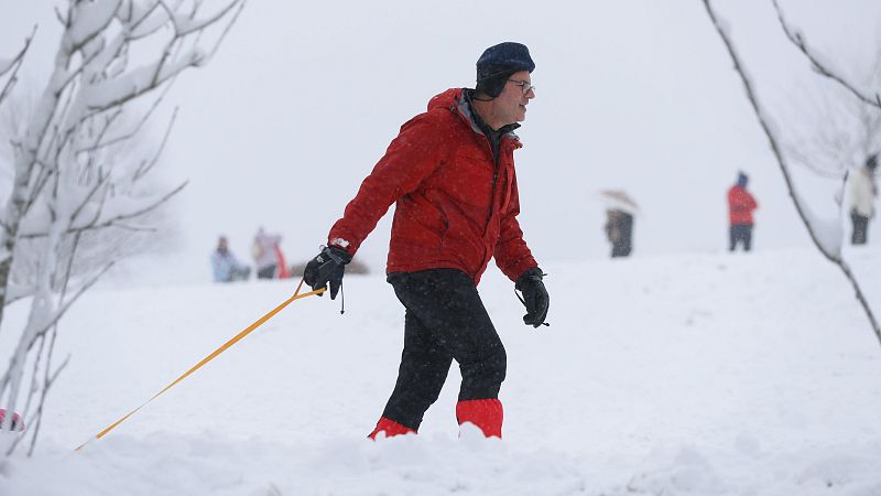 El temporal de nieve complica el tráfico en decenas de carreteras durante el fin de semana