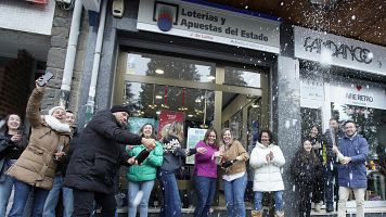 Agraciados con el Gordo del Sorteo Extraordinario de la Loter�a de Navidad, el 79.432, en Villablino (Le�n)