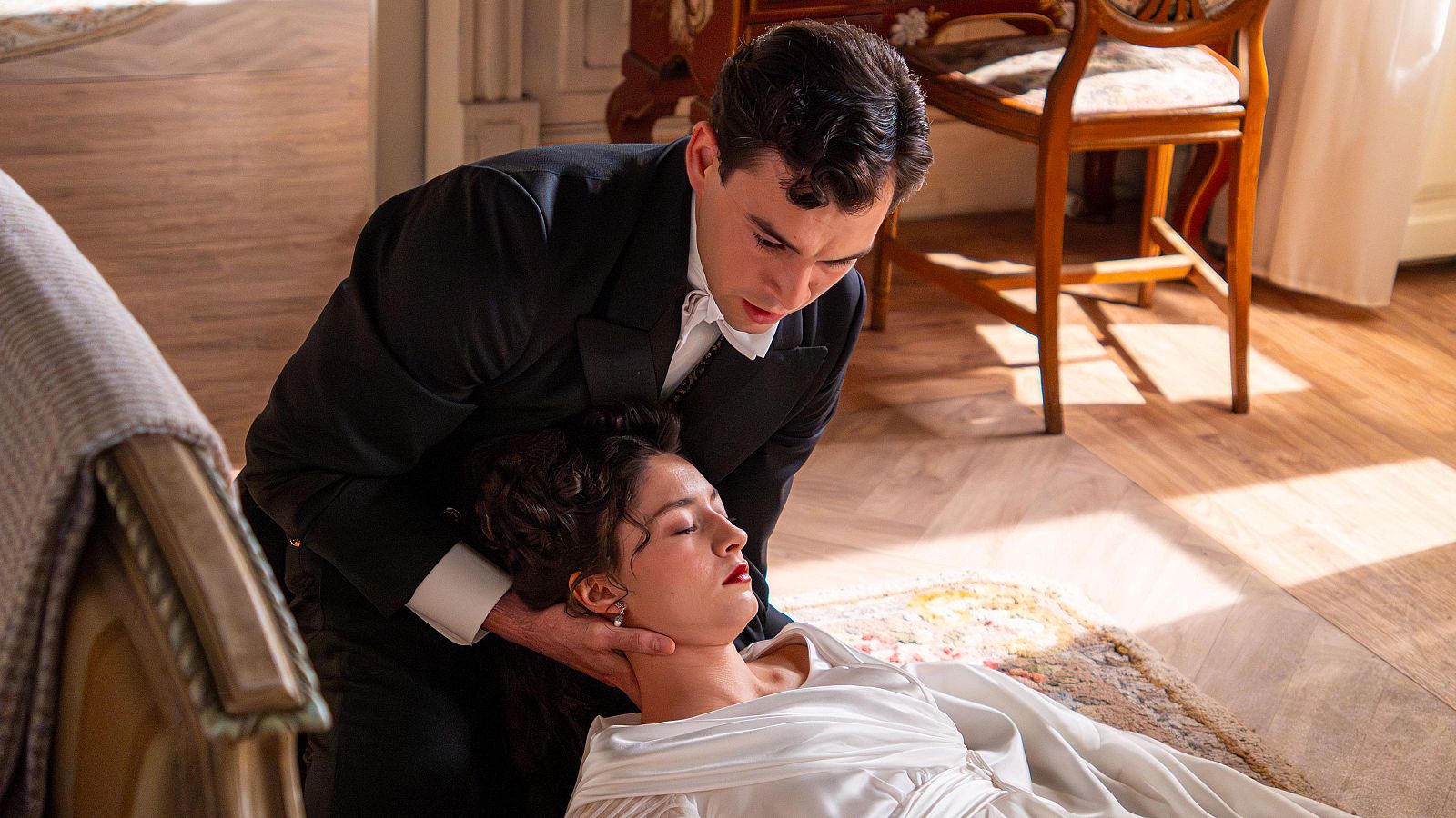 La Promesa: Curro encuentra a Ángela inconsciente en su habitación