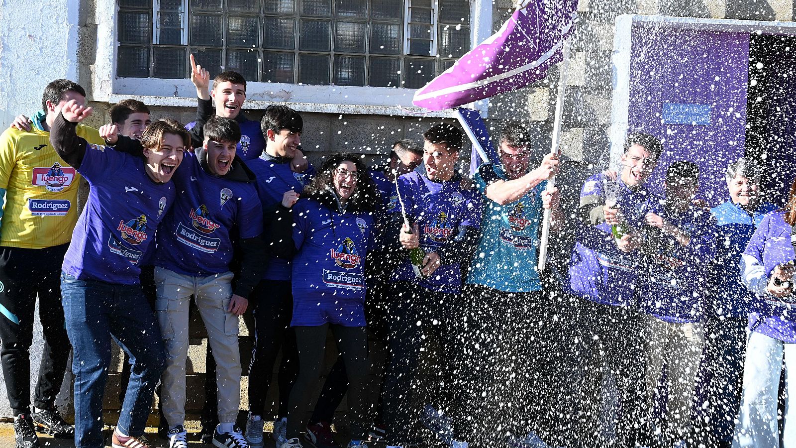 León celebra el Premio Gordo de Navidad tras los incendios - La tarde en 24h | Ver
