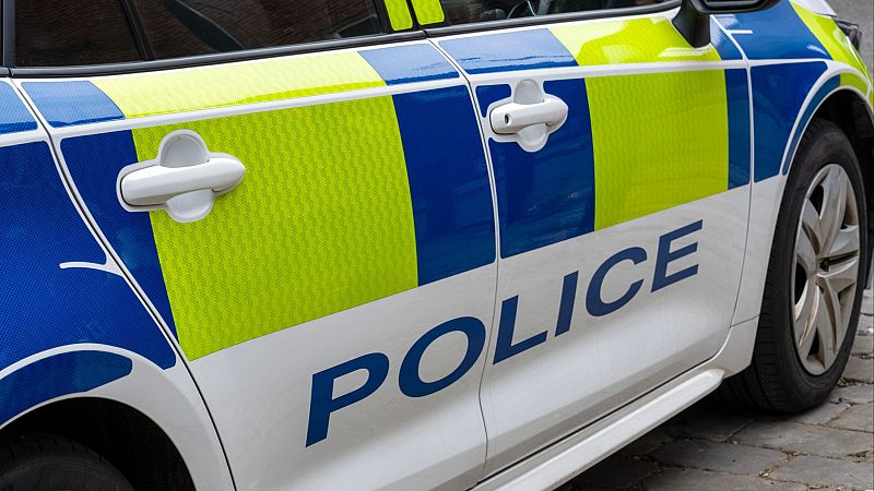 La justicia británica acusa a seis hombres de más de 60 delitos sexuales contra una mujer