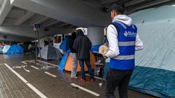 Migrantes bajo un puente en Badalona