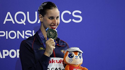 Iris Ti� posando con una de las medallas ganadas en el Mundial del verano pasado.
