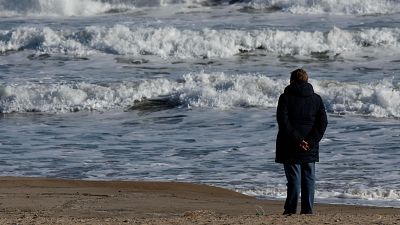 Una mujer contempla el mar en la playa de la Malvarrosa en Valencia el d�a de Nochebuena