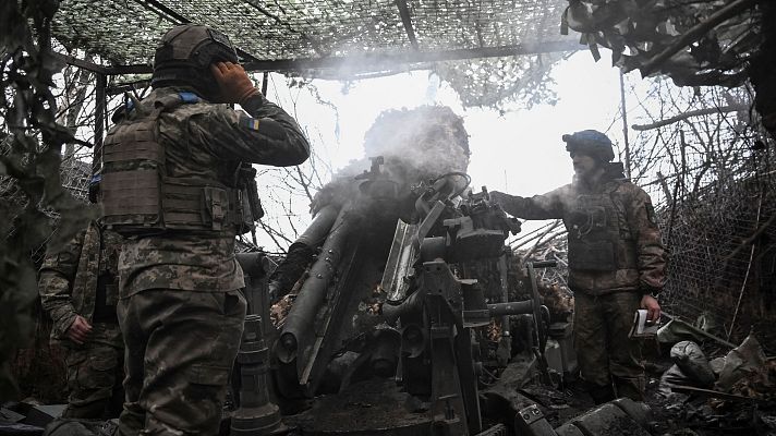 Varias personas en la Plaza de la Libertad de Le�polis, Ucrania, durante un corte de electricidad provocado por los ataques rusos