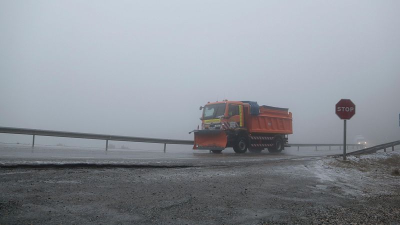 Una trentena de carreteres afectades per la neu a Catalunya