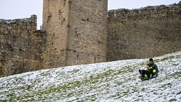 Dos personas juegan con la nieve en Morella, Castell�n
