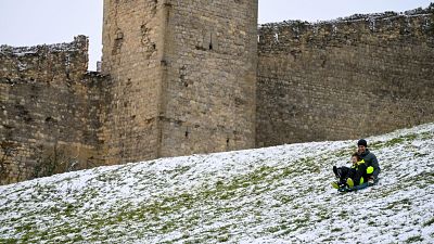 Dos personas juegan con la nieve en Morella, Castell�n