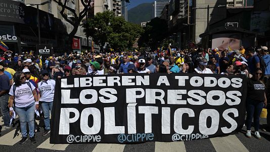 Familiares de presos pol�ticos en Venezuela sostienen carteles en una manifestaci�n este domingo, en Caracas (Venezuela).